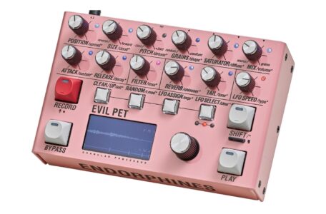 Der Endorphin.es Evil Pet kombiniert Granular-Synthese, Sampler und Live-Effektprozessor in einem kompakten Desktop-Gehäuse. Die direkte Bedienoberfläche lädt zum spontanen Sounddesign ein.