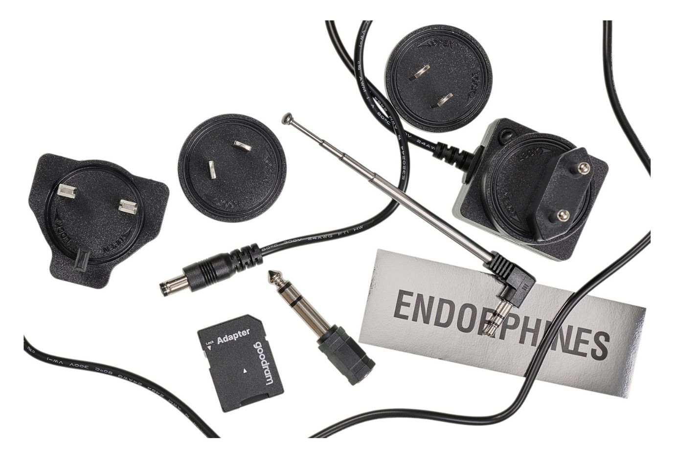 Zum Lieferumfang gehören Netzteil mit internationalen Steckdosenadaptern, eine ausziehbare FM-Radioantenne sowie Adapter für den Anschluss am Expression-Eingang, der gleichzeitig als Antenne genutzt werden kann.