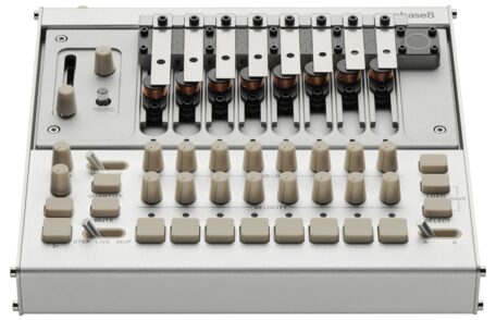 Silberner Korg Phase 8 mit acht mechanischen Klangelementen, beige Reglern und Step-Sequencer-Tastern.