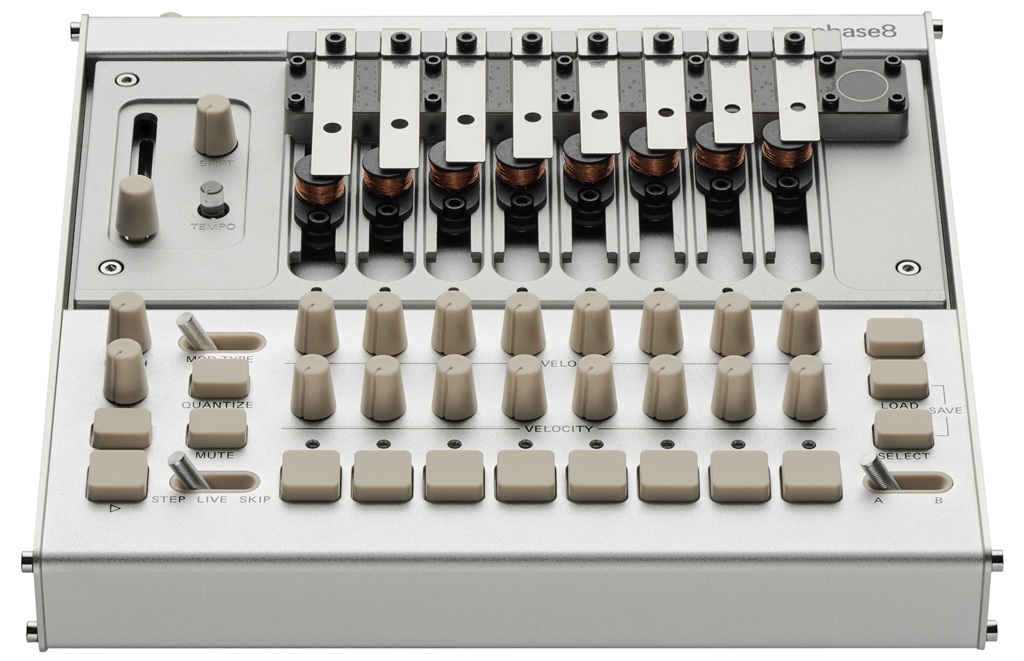 Silberner Korg Phase 8 mit acht mechanischen Klangelementen, beige Reglern und Step-Sequencer-Tastern.