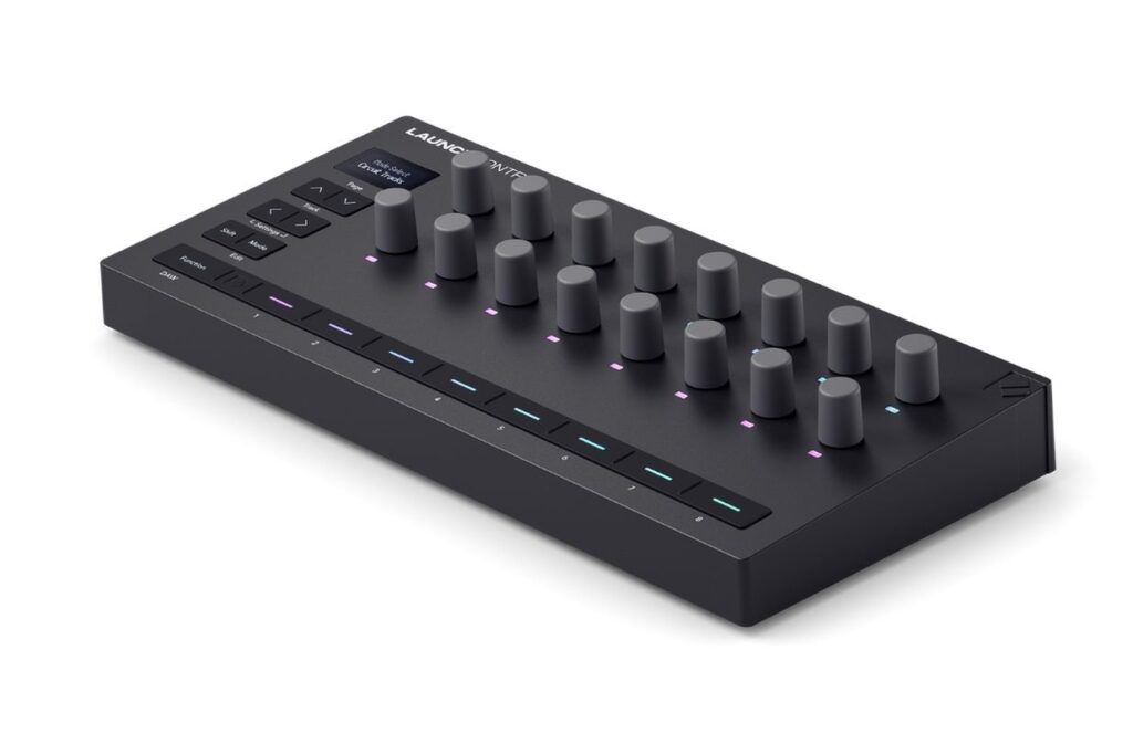 Der Novation Launch Control 3 kombiniert 16 Endlos-Encoder, OLED-Display und RGB-Feedback in einem kompakten Desktop-Controller für Studio- und Live-Anwendungen.