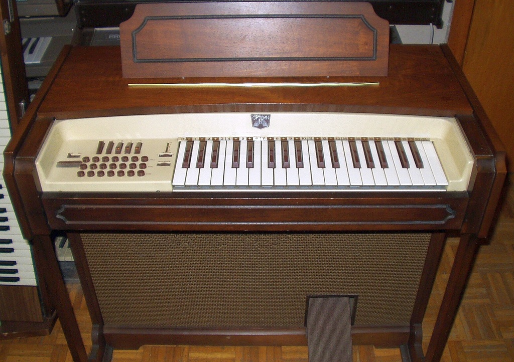 Vintage Optigan Heimorgel mit Holzgehäuse, Tastatur, Begleittasten und Lautsprecherfront.