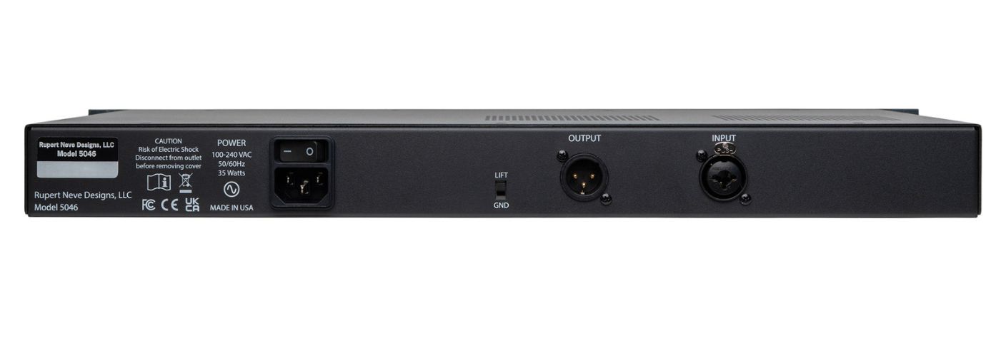 Die Rückseite setzt auf ein bewusst reduziertes Layout mit symmetrischem XLR-Combo-Eingang, transformatorbalanciertem XLR-Ausgang, Ground-Lift und integriertem Netzteil – ganz im Sinne eines kompromisslosen Studio-Werkzeugs.