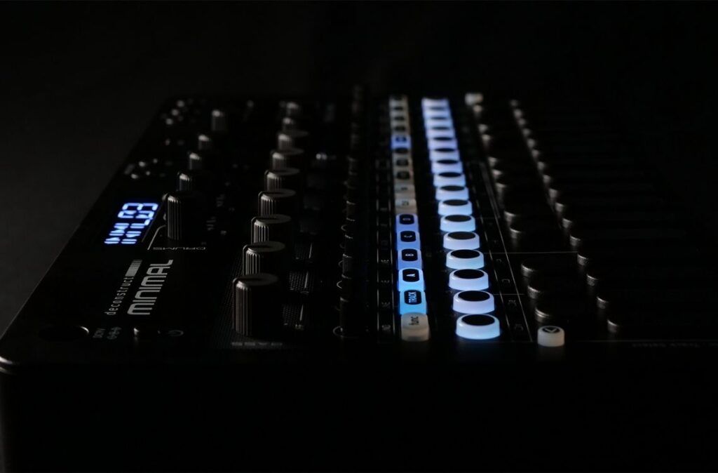 Die Sonicware deconstruct MINIMAL kombiniert Drumcomputer, Sampler, Bass-Synth und Sequencer in einer kompakten Groovebox für elektronische Musik.