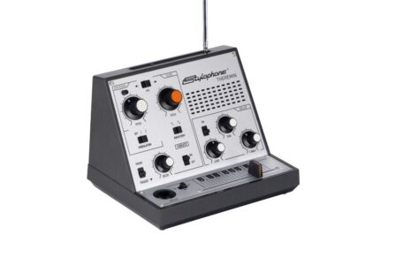 Das Stylophone Theremin kombiniert berührungslose Tonhöhensteuerung mit analoger Synthese und erweitert das klassische Theremin-Konzept um moderne Klangmöglichkeiten.