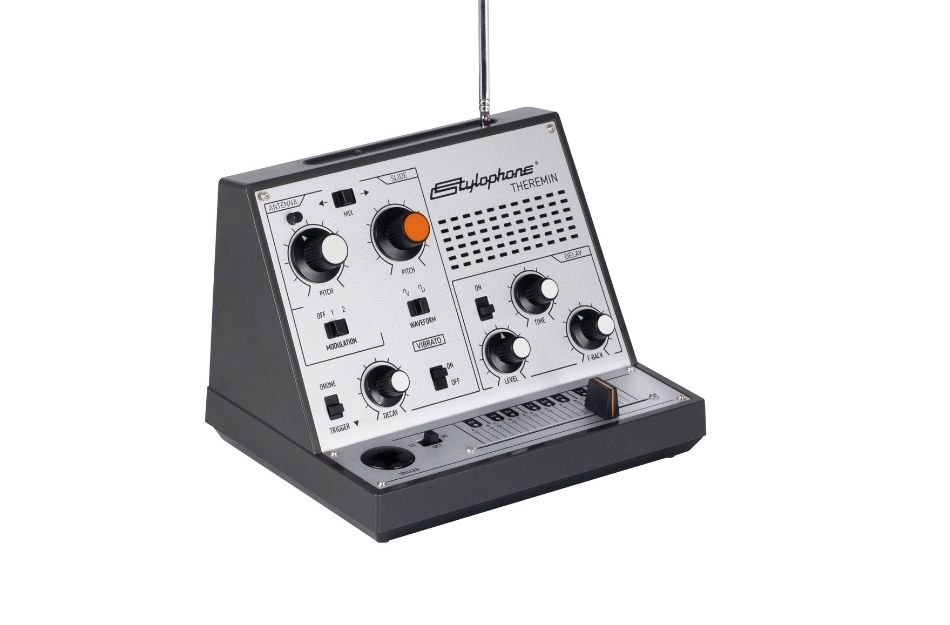 Das Stylophone Theremin kombiniert berührungslose Tonhöhensteuerung mit analoger Synthese und erweitert das klassische Theremin-Konzept um moderne Klangmöglichkeiten.