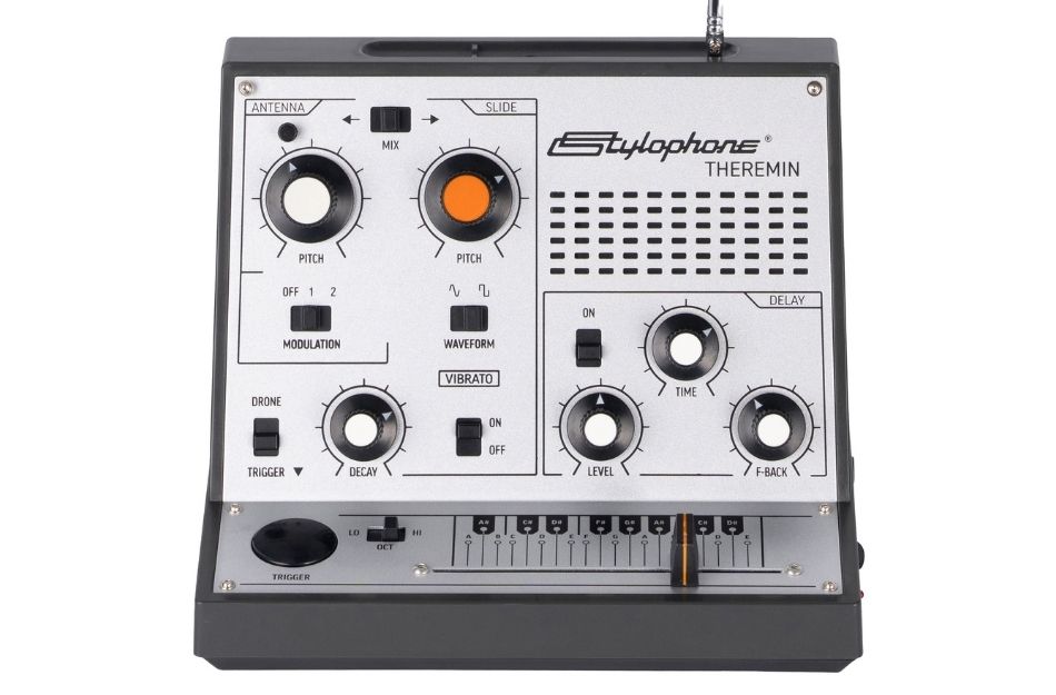Alle Bedienelemente sind direkt zugänglich: Zwei Oszillatoren, FM-Modulation, Delay, Vibrato sowie der Noten-Slider ermöglichen unmittelbares Sounddesign ohne Menüs.