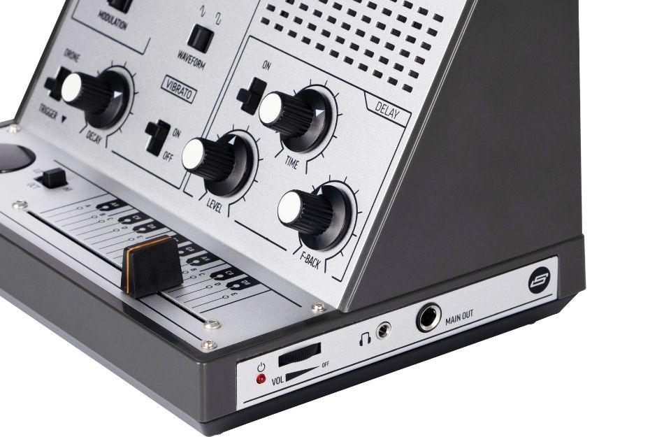 Auf der rechten Seite befinden sich Lautstärkeregler mit Netzschalter, Kopfhörerausgang sowie der Mono-Line-Ausgang für den direkten Anschluss an Audio-Interface, Mischpult oder Effektgeräte.