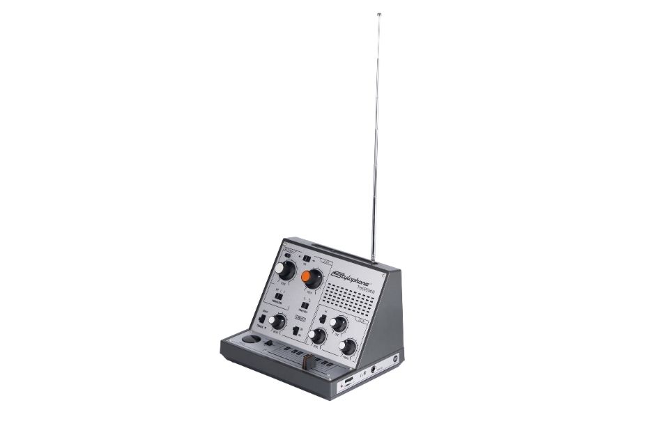 Die Antenne dient der berührungslosen Tonhöhensteuerung. In Kombination mit dem Slider entstehen ausdrucksstarke Performances und experimentelle Klangverläufe.