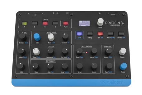 Waldorf Protein Angebot: kompakter schwarzer Wavetable-Synthesizer mit Reglern, Layer-Tasten und blauem Gehäuserand.