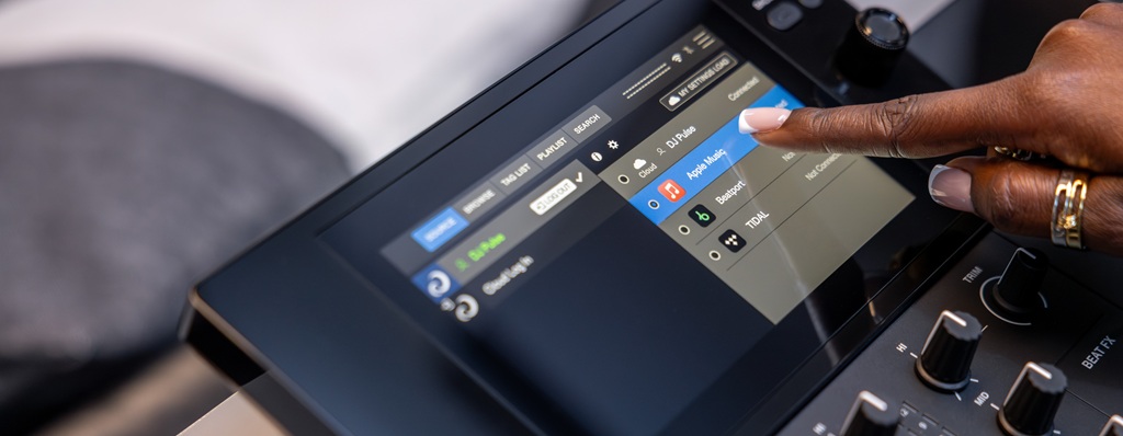 AlphaTheta XDJ-AN Touchscreen mit Streaming-Auswahl für Apple Music, Beatport und TIDAL auf einem All-in-One-DJ-System.