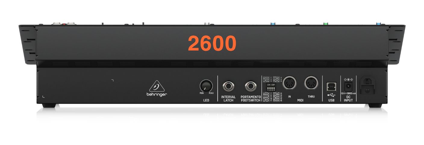 Die Rückseite des Behringer 2600 bietet MIDI In/Thru, USB-MIDI sowie Anschlüsse für Portamento- und Interval-Latch-Fußschalter und integriert den Synthesizer problemlos in moderne Studio-Setups.