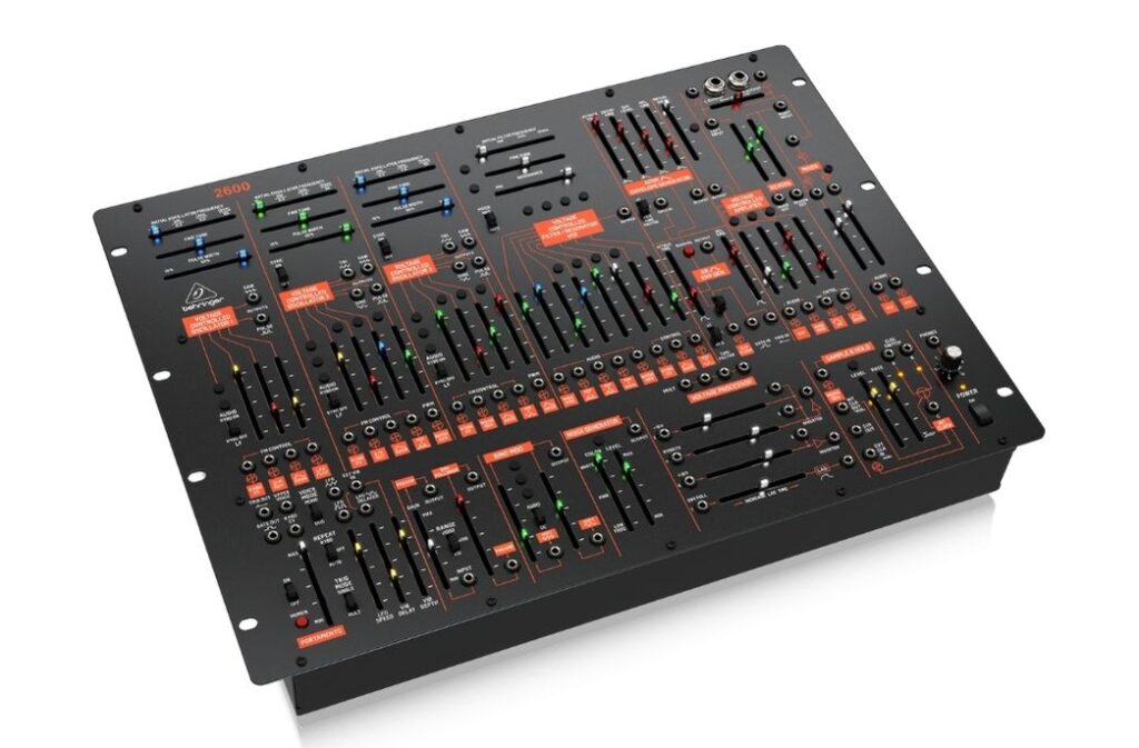 Die großzügig gestaltete Bedienoberfläche mit ihren zahlreichen Fadern und Patchpunkten vermittelt den direkten Workflow eines klassischen halbmodularen Analogsynthesizers.