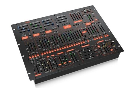 Die großzügig gestaltete Bedienoberfläche mit ihren zahlreichen Fadern und Patchpunkten vermittelt den direkten Workflow eines klassischen halbmodularen Analogsynthesizers.