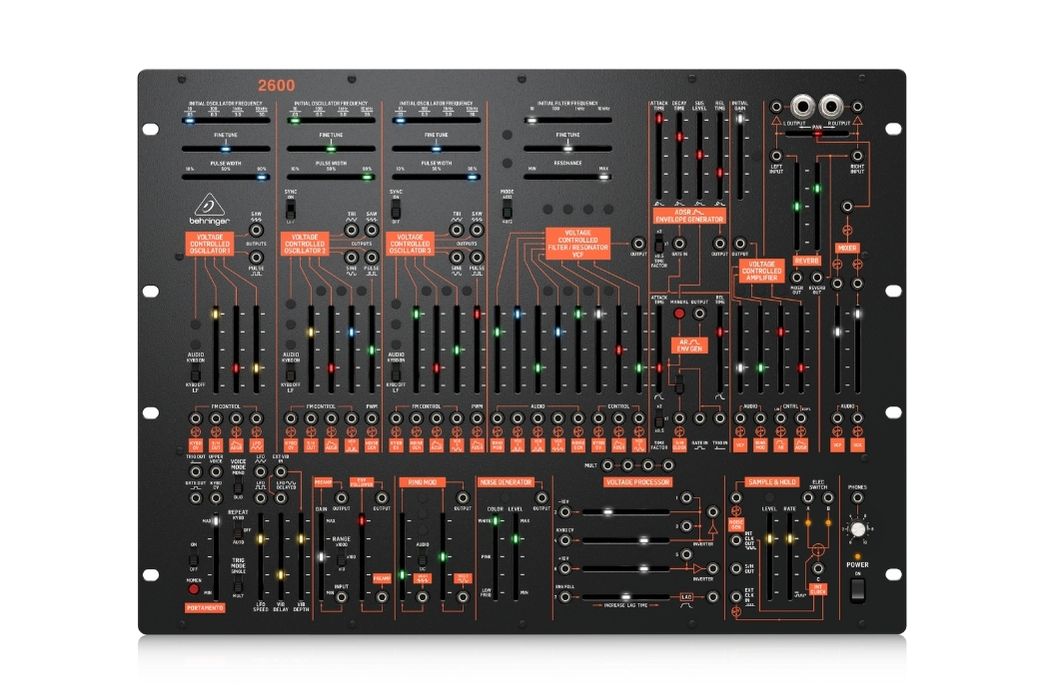 Drei analoge Oszillatoren, zwei Hüllkurven, umfangreiche Modulationsmöglichkeiten und der integrierte Federhall machen den Behringer 2600 zu einem vielseitigen Werkzeug für Sounddesign und Musikproduktion.