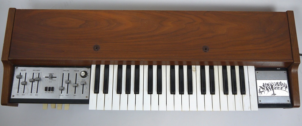 Farfisa Syntorchestra Vintage-Synthesizer im Holzgehäuse mit Tastatur, Reglern und Preset-Wippschaltern.