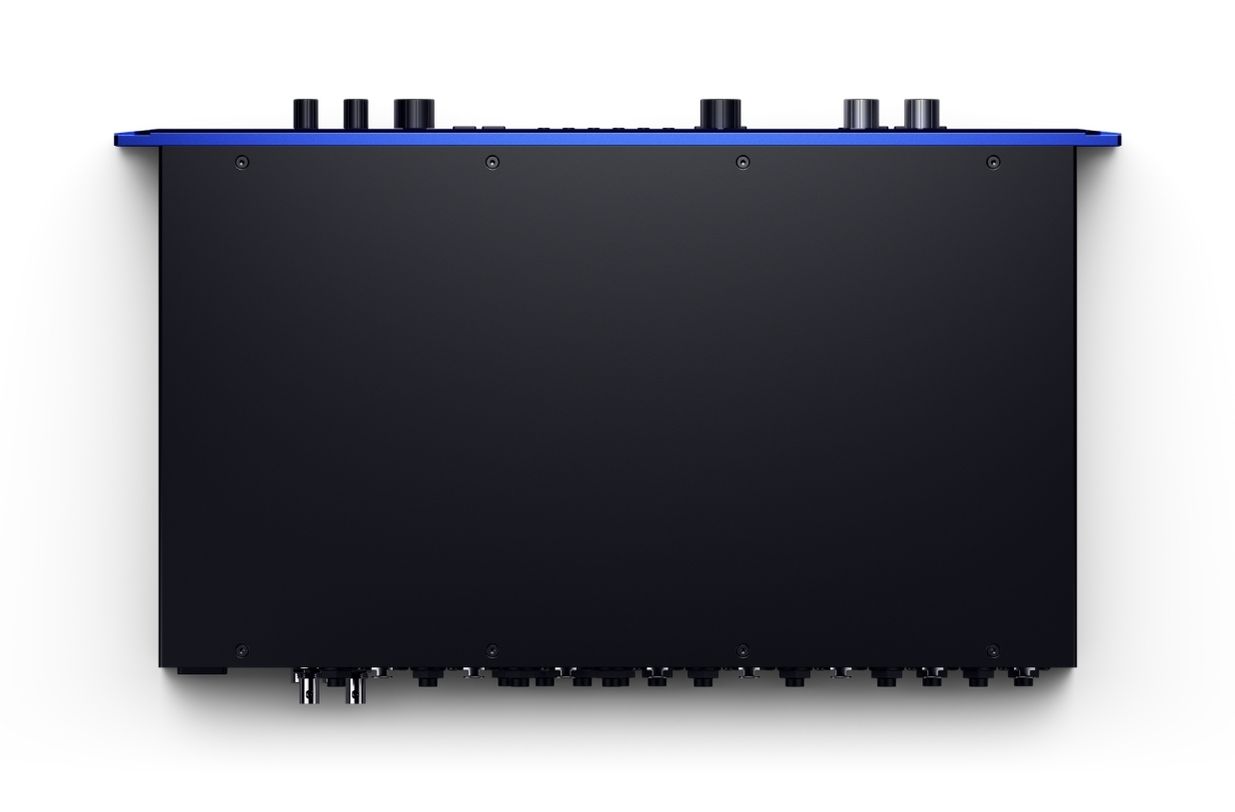Schlichte Seitenansicht des Focusrite ISA C8X. Das stabile 2-HE-Stahlgehäuse unterstreicht den professionellen Anspruch und die robuste Verarbeitung für den dauerhaften Studioeinsatz.
