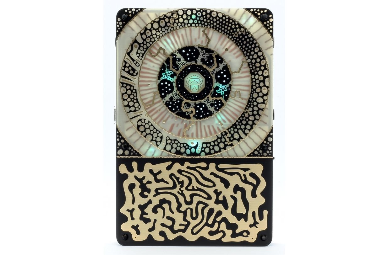 Die kunstvoll gestaltete Frontseite des Pocket Scion beherbergt das kapazitive Touchpad sowie die Anzeige der aktiven Sound-Engine und verleiht dem ungewöhnlichen Instrument einen unverwechselbaren Charakter.