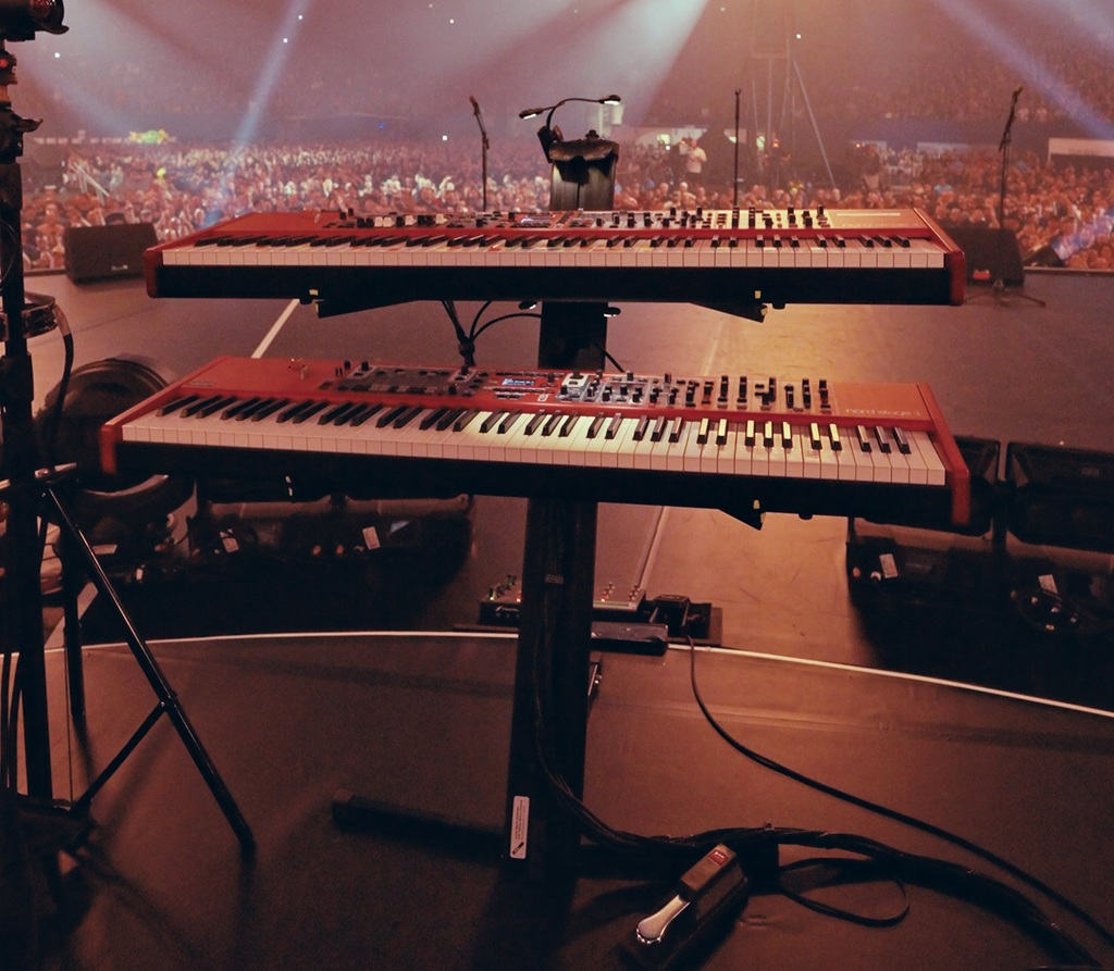 Vincent Röhrs Keyboard-Setup mit zwei Nord Stage Keyboards bei einem Live-Konzert der Böhsen Onkelz.