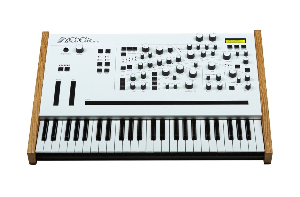 Der MODOR NF-1K kombiniert eine 49-Tasten-Fatar-Klaviatur mit polyphonem Aftertouch, drei Ribbon-Controllern und einer direkt zugänglichen Bedienoberfläche für kreatives Sounddesign.