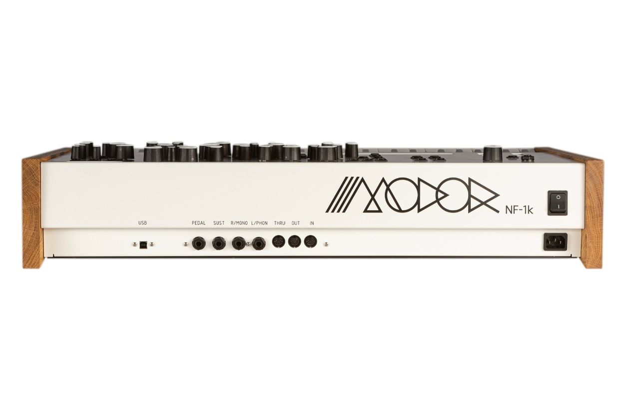Mit USB-MIDI, MIDI In/Out/Thru, Stereo-Ausgängen sowie Anschlüssen für Sustain- und Expression-Pedal lässt sich der NF-1K problemlos in moderne Studio- und Live-Setups integrieren.