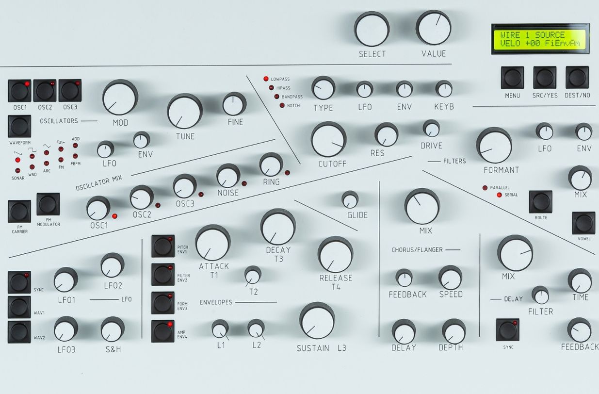 Drei Oszillatoren, Morphing-Multimode-Filter, Formantfilter, vier Hüllkurven und zahlreiche Direktregler ermöglichen einen schnellen Zugriff auf die umfangreiche digitale Klangerzeugung.