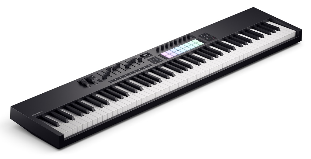 Novation Launchkey 88 MK4 MIDI-Controller mit 88 Tasten, RGB-Pads, Drehreglern und neun Fadern.