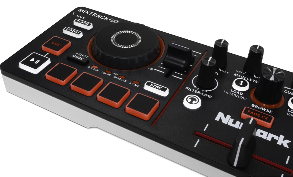 Numark MixTrack Go DJ-Controller mit Jogwheel, Performance Pads, Filter-Regler und Crossfader für mobiles DJing.