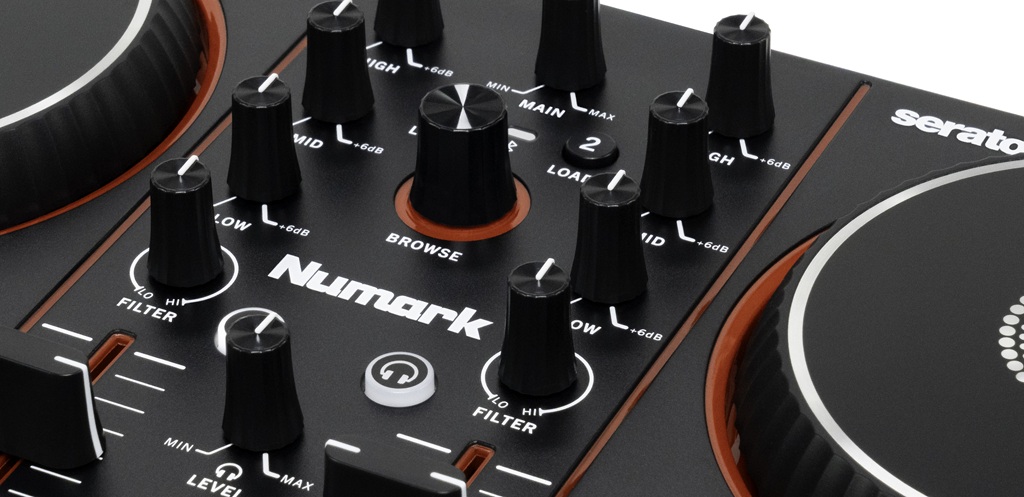 Numark Party Mix III Bedienelemente mit Jogwheels, 3-Band-EQ, Filter-Reglern und Browse-Regler am kompakten DJ-Controller.
