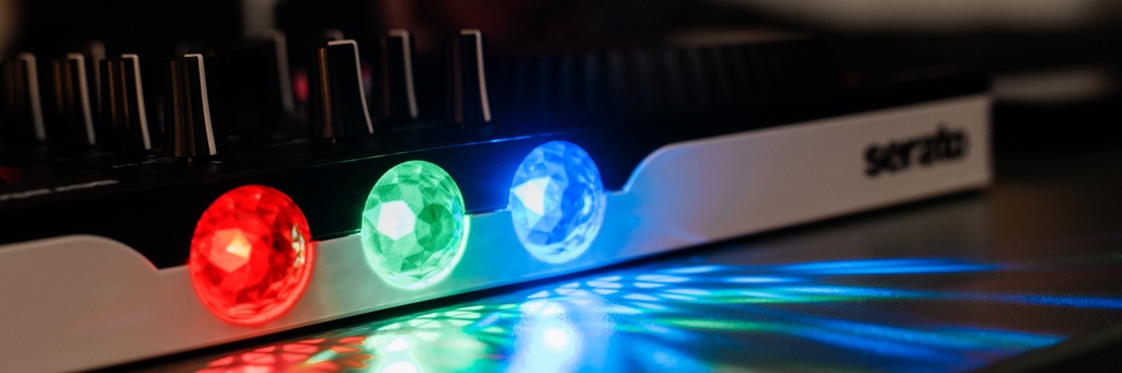 Numark Party Mix III LED-Lichtshow mit roten, grünen und blauen Party-Lichtern am kompakten DJ-Controller.