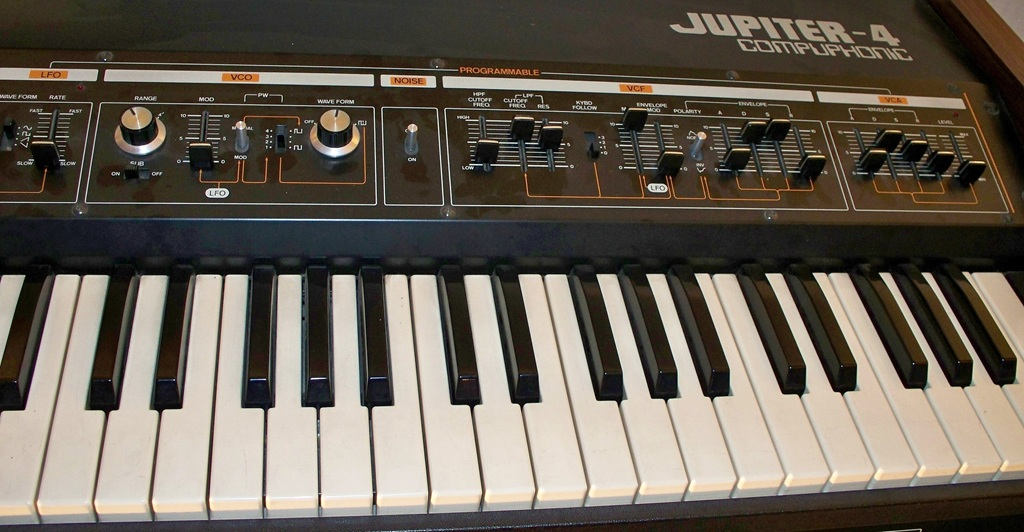 Roland Jupiter-4 Synthesizer mit Tastatur und rechter Bediensektion für VCO, Noise, VCF und VCA im Detail.