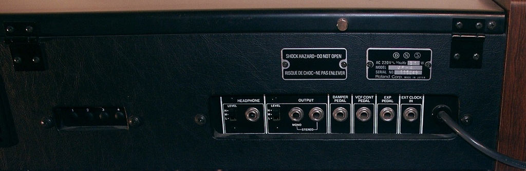 Rückseite des Roland Jupiter-4 Synthesizers mit Kopfhöreranschluss, Stereo-Ausgang, Pedalbuchsen, externem Clock-Eingang und Stimmtrimmern.