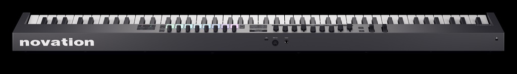 Rückseite des Novation Launchkey 88 MK4 mit USB-C, MIDI-Out und Anschluss für ein Sustain-Pedal.
