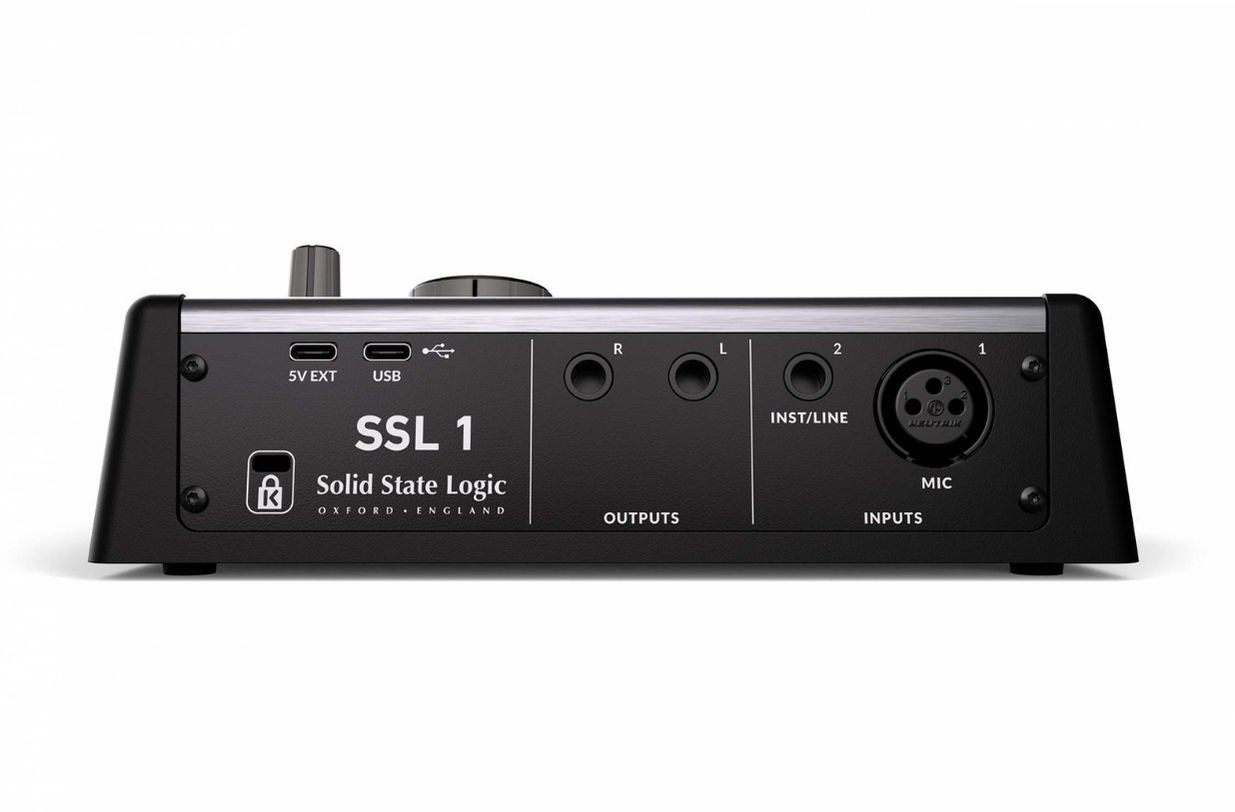 Die Rückseite des SSL 1 bietet einen XLR-Mikrofoneingang, einen umschaltbaren Line-/Instrumenteneingang, symmetrische Monitorausgänge sowie USB-C und einen optionalen 5-Volt-Stromanschluss.