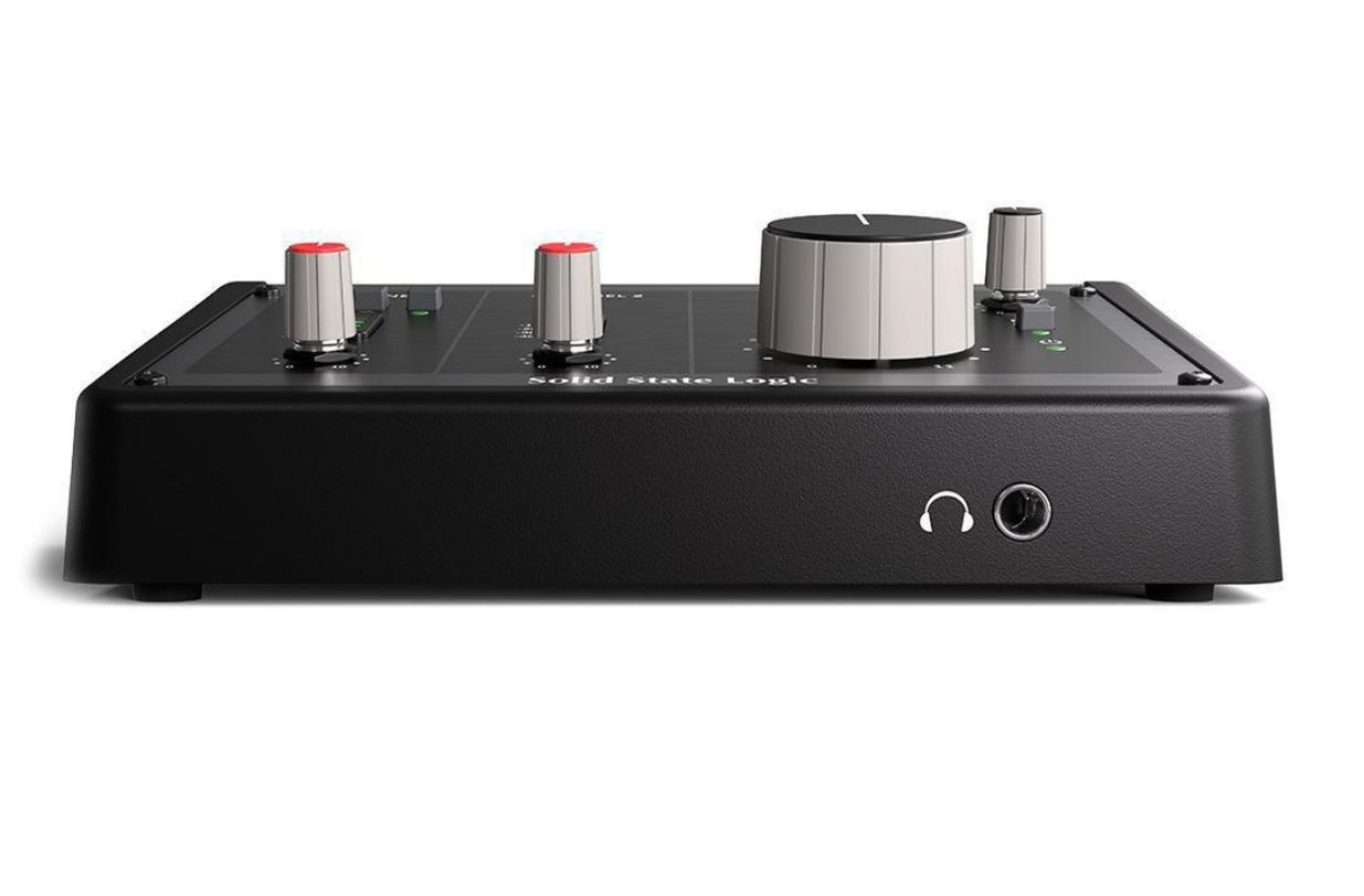 Der leistungsstarke Kopfhörerausgang auf der Frontseite ermöglicht komfortables Monitoring, während das kompakte Metallgehäuse das SSL 1 auch für mobile Recording-Setups interessant macht.