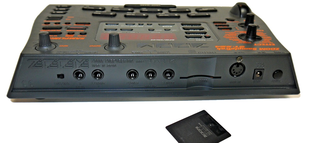 Rückseite des Zoom SampleTrak ST-224 Vintage-Samplers mit Anschlüssen, MIDI-In und SmartMedia-Karte als SP-1200 Alternative.
