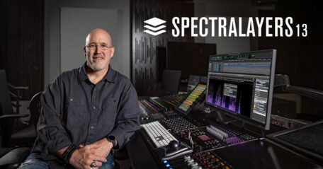 Professioneller Audioingenieur im Tonstudio vor Mischpult und Monitor mit Steinberg SpectraLayers 13 für Spektral-Editing und KI-gestützte Audiobearbeitung.