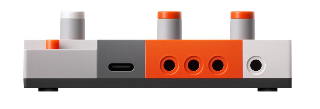 Die Oberseite des EP-136 K.O. Sidekick bietet zwei Stereo-Eingänge, einen Aux-Eingang, USB-C sowie den Stereo-Ausgang – das kompakte Anschlussfeld ist konsequent auf mobile Hardware-Setups ausgelegt.