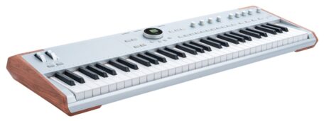 Das Arturia AstroLab 61 Silver bringt die Klangwelt von Analog Lab und Arturias virtuellen Instrumenten ohne Laptop auf die Bühne.