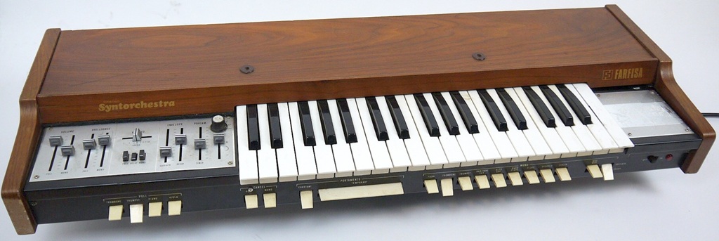 Farfisa Syntorchestra Vintage-Synthesizer im Holzgehäuse aus schräger Frontansicht.