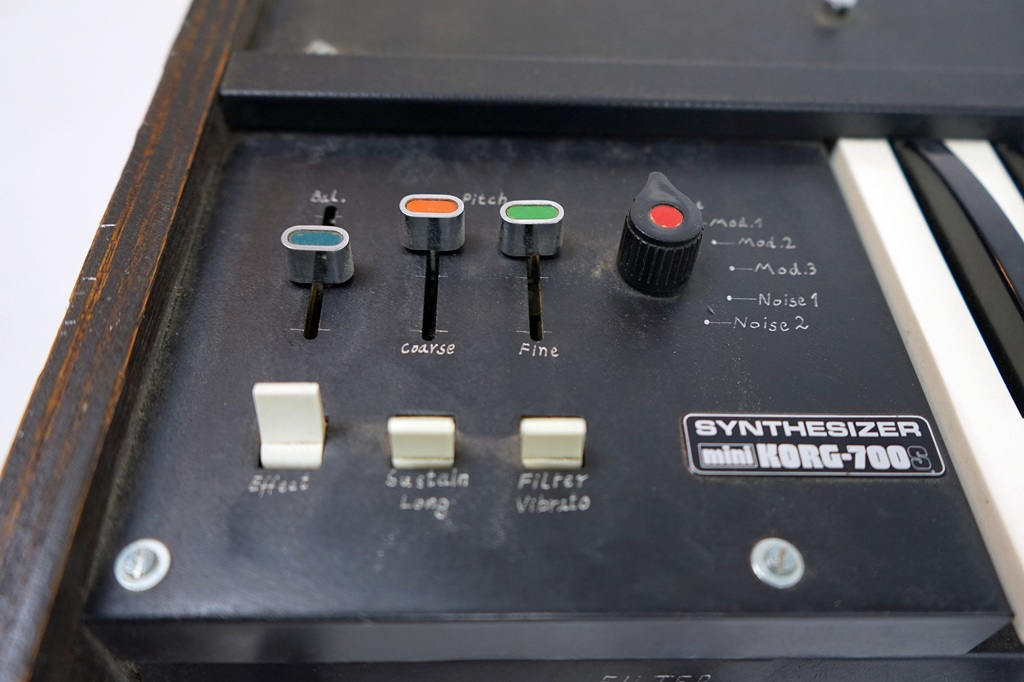 Bedienfeld des Korg Mini-Korg 700S Analog-Synthesizers mit Coarse- und Fine-Pitch-Reglern sowie Modulationswahlschalter.