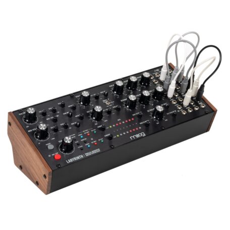 Der Moog Labyrinth verbindet analoge Klangerzeugung mit zwei generativen Sequencern. Über die umfangreiche Patchbay lassen sich Klangformung und Sequencing weit über den intern vorgegebenen Signalweg hinaus miteinander verschalten.