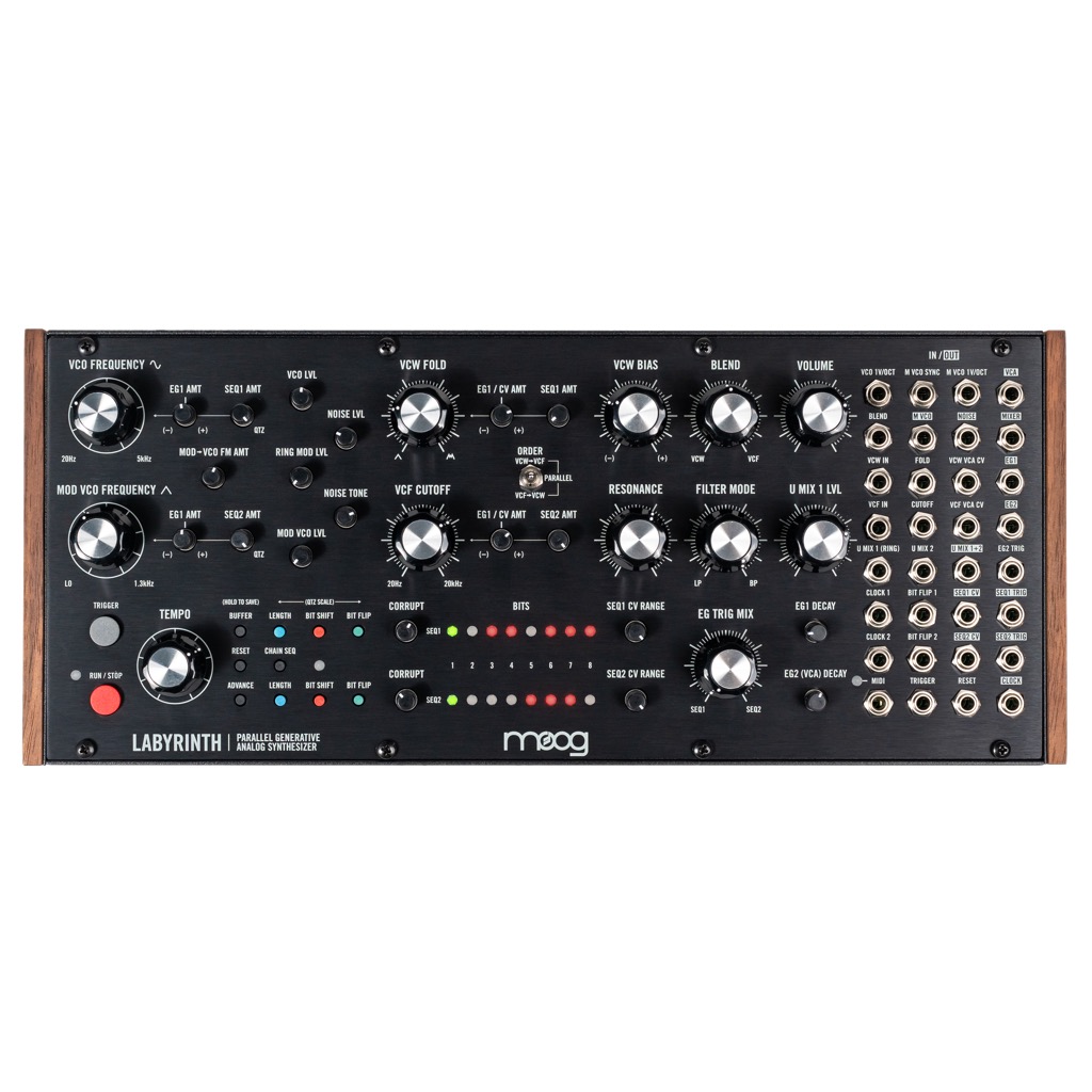 Die Bedienoberfläche zeigt das Konzept des Labyrinth auf einen Blick: Links sitzen VCO und Modulationsoszillator, in der Mitte Wavefolder und State-Variable-Filter, darunter die beiden generativen 8-Step-Sequencer. Rechts bietet die 32-Punkt-Patchbay Zugriff auf zahlreiche interne Steuersignale und Audiowege.
