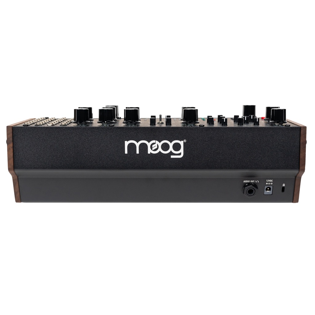 Die Rückseite des Moog Labyrinth fällt bewusst minimalistisch aus: Neben dem 12-Volt-Netzteilanschluss befindet sich lediglich der kombinierte Audio- und Kopfhörerausgang. MIDI und CV werden über die Anschlüsse auf der Oberseite eingebunden.