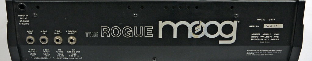 Moog Rogue Rückseite mit Audio In, Audio Out, Trigger- und Keyboard-Anschlüssen des analogen Vintage-Synthesizers.