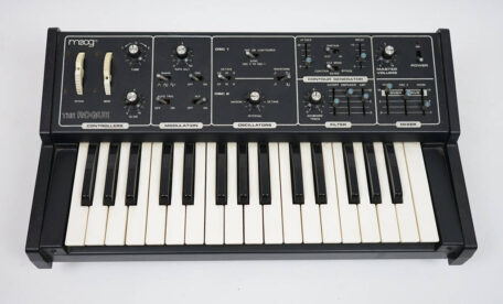 Moog Rogue analoger Vintage-Synthesizer mit zwei Oszillatoren, Moog-Filter und zweieinhalb Oktaven Tastatur.