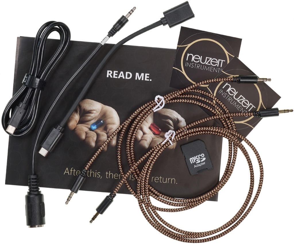 Zum Lieferumfang gehören USB-C-Kabel, Adapter, MIDI-TRS-Kabel, Micro-SD-Adapter und ein internationales Netzteil.