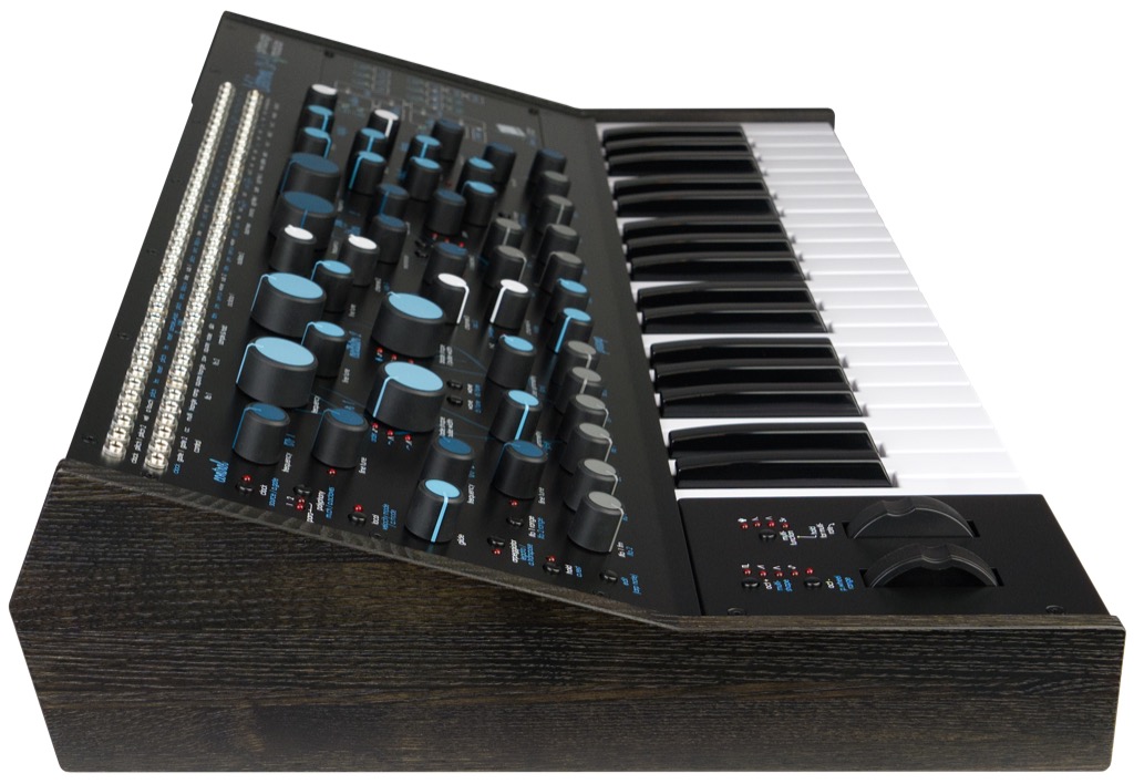 Die angewinkelte Bedienoberfläche erleichtert den Zugriff auf Oszillatoren, Mixer, Filter und Modulationssektionen; Pitch- und Modulationsrad sitzen links neben der Tastatur.
