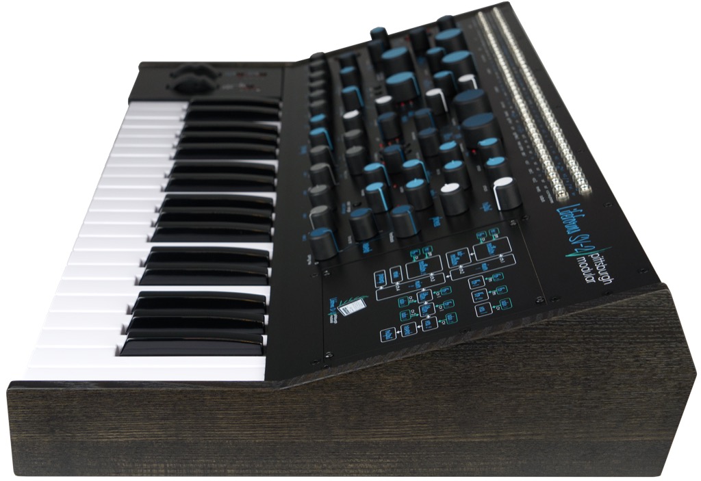 Die Holzseitenteile und das geneigte Bedienpanel geben dem Lifeforms SV-2 den Charakter eines klassischen Performance-Synthesizers.