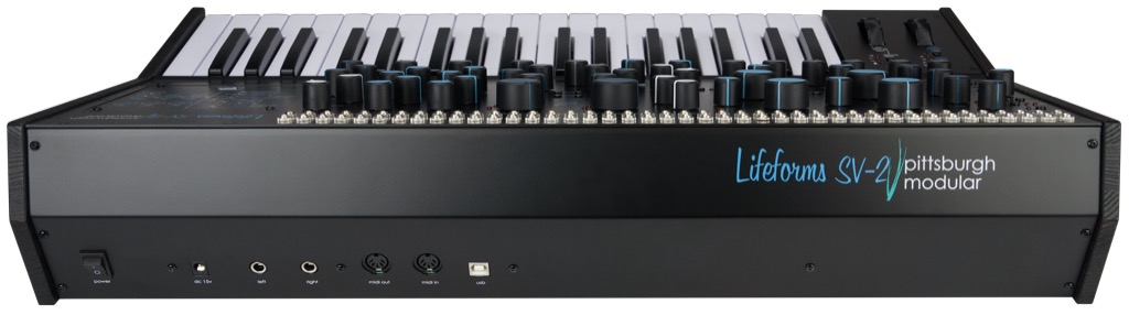 MIDI In und Out sowie USB übernehmen die Einbindung ins Studio-Setup; die zahlreichen CV- und Audio-Verbindungen befinden sich dagegen direkt auf der Bedienoberfläche.